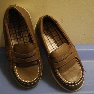 Kids Carters lil loafers comes with the box
